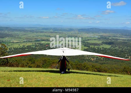 Deltaplane décollant d'un sommet en Australie. Banque D'Images