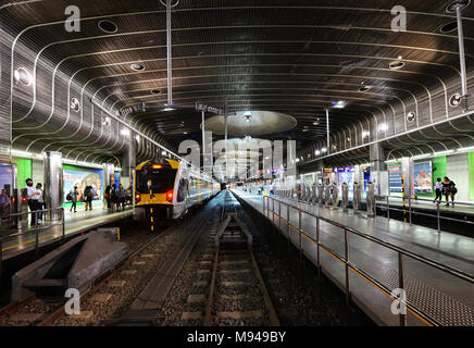 L'Auckland Transports train électrique relie les banlieues au centre-ville. Banque D'Images