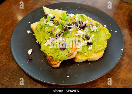 La purée d'avocat avec le fromage feta sur pain blanc grillé. Banque D'Images