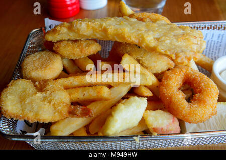 Panier de fruits de mer avec filet de poisson battues, crumbed avec squid, crevettes frites. Banque D'Images