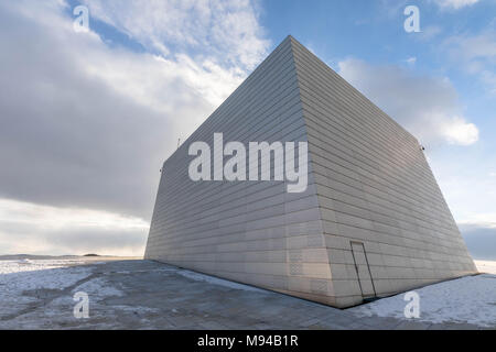 Oslo, Norvège - 16 mars 2018 : partie bâtiment au-dessus d'Oslo Opera House, avec les nuages et le ciel en arrière-plan Banque D'Images