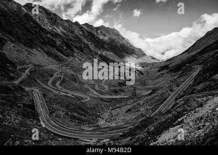 Photo monochrome de l'enroulement haute montagne route Transfagarasan dans les Carpates de Roumanie Banque D'Images