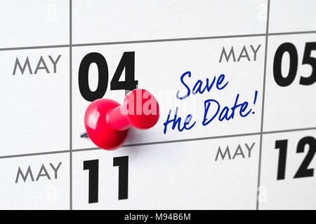 Calendrier mural, avec une broche rouge - Mai 04 Banque D'Images