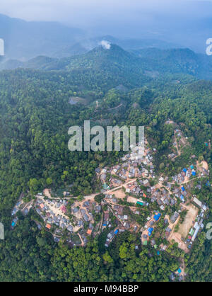 Photographie aérienne Bann Mong Kunchangkien le dernier village de la tribu Mong hill sur Doi Pui Banque D'Images