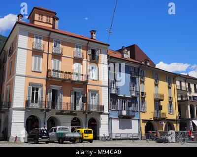 LOCARNO, SUISSE EUROPE sur Juillet 2017 : Scenic bâtiments colorés sur la Piazza Grande, place principale de la ville avec des bars, restaurants, de traction et de tramway cle Banque D'Images