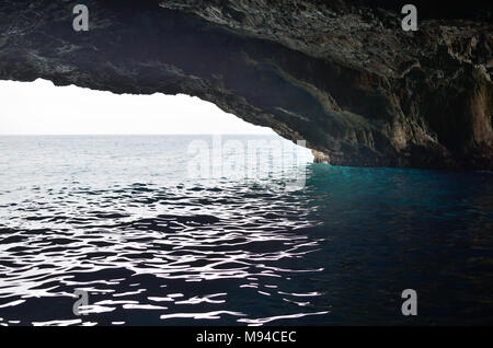 Grotte bleue dans la mer Adriatique dans la baie de Kotor, Monténégro Banque D'Images