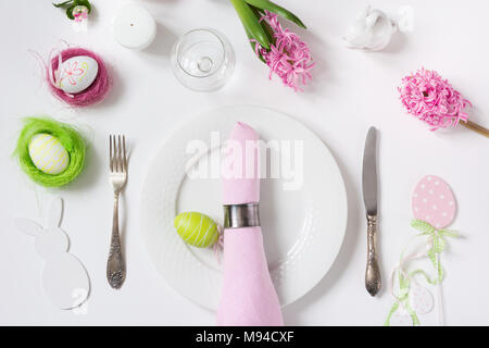 Réglage de la table Elegance printemps jacinthe rose des fleurs sur la table blanche. Dîner romantique de Pâques. Vue d'en haut. Banque D'Images
