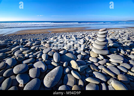 Des pierres sur le caillou équilibré Ridge à Westward Ho ! Dans le nord du Devon, Angleterre Banque D'Images