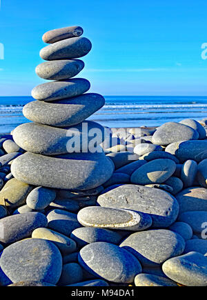 Des pierres sur le caillou équilibré Ridge à Westward Ho ! Dans le nord du Devon, Angleterre Banque D'Images