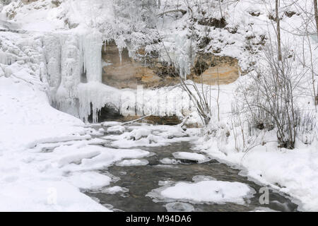 Chutes d'Osceola partiellement gelés. Osceola, WI, USA, février, par Dominique Braud/Dembinsky Assoc Photo Banque D'Images