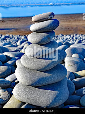 Des pierres sur le caillou équilibré Ridge à Westward Ho ! Dans le nord du Devon, Angleterre Banque D'Images