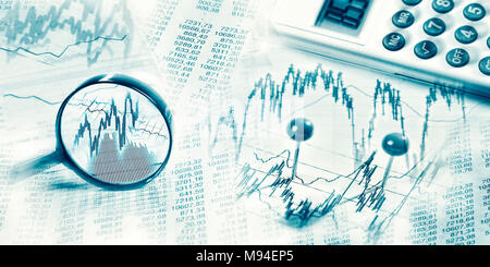 Les prix des actions comme des graphiques et des tableaux avec loupe et calculatrice en format panoramique Banque D'Images
