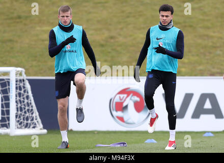 L'Angleterre Eric Dier et Alli Dele pendant une session de formation à St Georges' Park, Burton. Banque D'Images