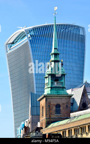 Londres, Angleterre, Royaume-Uni. Talkie Walkie building / 20 Fenchurch Street (2014 : Rafael Viñoly) All Hallows par la tour clocher d'église, l'un des plus anciens de L Banque D'Images