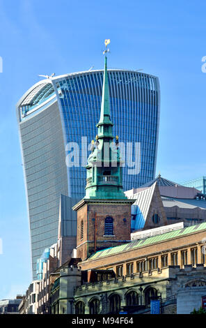 Londres, Angleterre, Royaume-Uni. Talkie Walkie building / 20 Fenchurch Street (2014 : Rafael Viñoly) All Hallows par la tour clocher d'église, l'un des plus anciens de L Banque D'Images