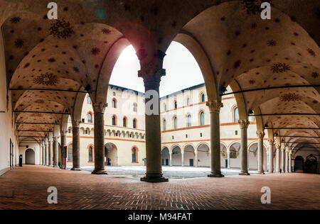 Cour médiévale au Castello Sforzesco de Milan, également connu comme le château des Sforza. Banque D'Images