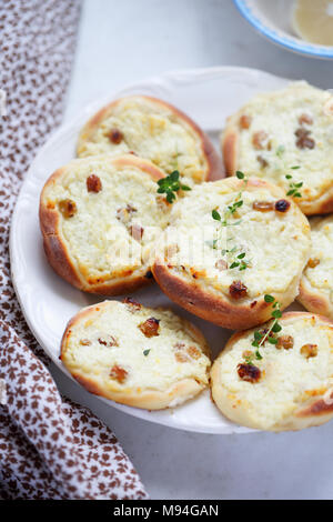 Gâteau au fromage fait maison avec du fromage cottage et raisins Banque D'Images