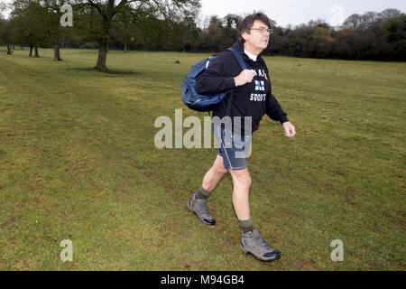 Ancien Radio One DJ Mike lire à la source de la rivière Thames près de la Thames Head Inn à Cirencester, Gloucestershire. Mike est à quelques 184 milles le long de la Tamise pour "Marche pour l'enfant 2018', de l'aide de la maladie de Parkinson au Royaume-Uni. Son ami et DJ Kid Jensen a été diagnostiqué avec la maladie de Parkinson. Full story John Hawkins 07778281661 07718152168 Paul Nicholls www.paulnichollsphotography.com avec : Mike Lire Où : Cirencester, Gloucestershire, Royaume-Uni Quand : 19 Feb 2018 Crédit : Paul Nicholls/WENN Banque D'Images