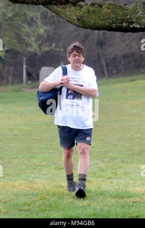 Ancien Radio One DJ Mike lire à la source de la rivière Thames près de la Thames Head Inn à Cirencester, Gloucestershire. Mike est à quelques 184 milles le long de la Tamise pour "Marche pour l'enfant 2018', de l'aide de la maladie de Parkinson au Royaume-Uni. Son ami et DJ Kid Jensen a été diagnostiqué avec la maladie de Parkinson. Full story John Hawkins 07778281661 07718152168 Paul Nicholls www.paulnichollsphotography.com avec : Mike Lire Où : Cirencester, Gloucestershire, Royaume-Uni Quand : 19 Feb 2018 Crédit : Paul Nicholls/WENN Banque D'Images