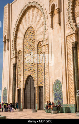 Maroc, Casablanca, la Mosquée Hassan II portes richement décoré Banque D'Images