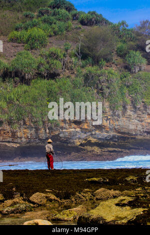 Pantai Timang est situé dans Gunungkidul regency, région spéciale de Yogyakarta. Distance à la plage de Wonosari environ 35 km. Banque D'Images