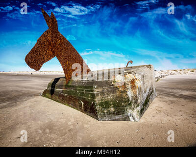 World War 2 bunkers avec cdecoration comme les chevaux dans la mer blaavand sur la côte de la mer du Nord, au Danemark Banque D'Images