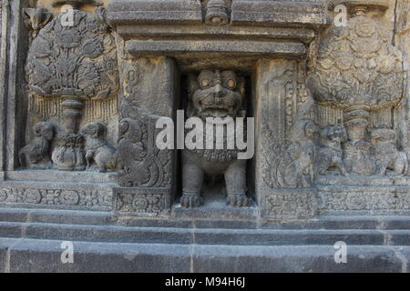 Sculpture détaillée des reliefs du temple de Prambanan, l'un des plus beaux temples hindous d'Indonésie, l'un des patrimoines mondiaux de l'UNESCO Banque D'Images