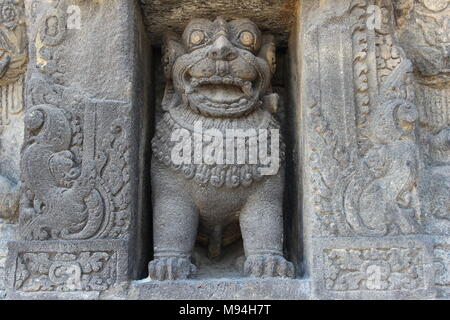 Sculpture détaillée des reliefs du temple de Prambanan, l'un des plus beaux temples hindous d'Indonésie, l'un des patrimoines mondiaux de l'UNESCO Banque D'Images