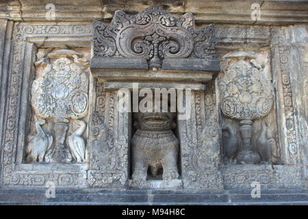 Sculpture détaillée des reliefs du temple de Prambanan, l'un des plus beaux temples hindous d'Indonésie, l'un des patrimoines mondiaux de l'UNESCO Banque D'Images