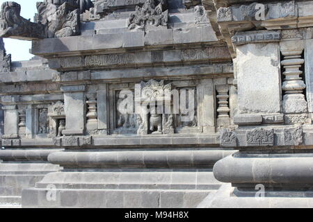 Sculpture détaillée des reliefs du temple de Prambanan, l'un des plus beaux temples hindous d'Indonésie, l'un des patrimoines mondiaux de l'UNESCO Banque D'Images