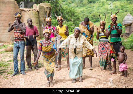 Les résidents du village Somba danser devant leurs maisons Tata Somba, le nord du Togo. Banque D'Images