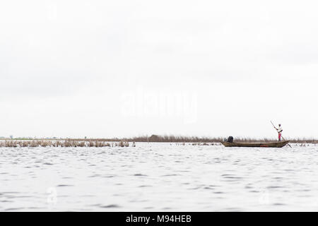Un pêcheur sur le Lac Nokoué, le sud du Bénin. Banque D'Images