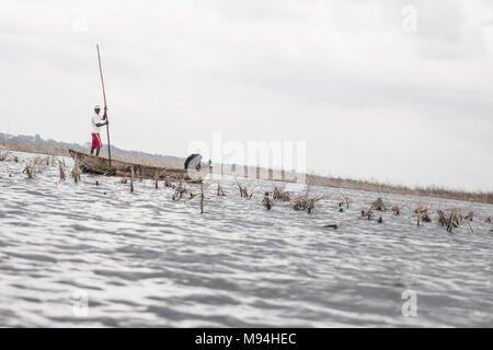 Un pêcheur sur le Lac Nokoué, le sud du Bénin. Banque D'Images
