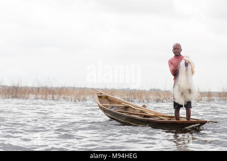 Un pêcheur sur le Lac Nokoué, le sud du Bénin. Banque D'Images
