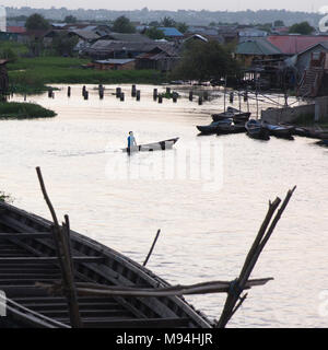 L'heure de pointe sur le Lac Nokoué. Les résidents de Ganvie rush accueil alors que le soleil se couche sur le plus grand village sur pilotis en Afrique. Banque D'Images