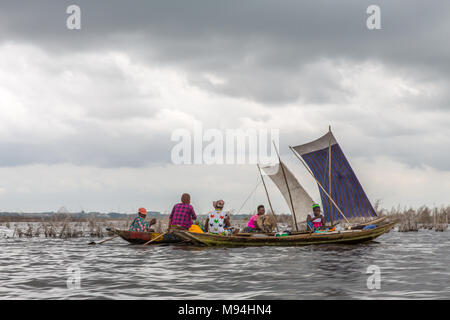 Un groupe de pêcheur femelle sur le Lac Nokoué, le sud du Bénin. Banque D'Images