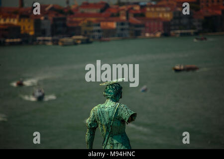 La statue sans bras de Saint Theodore au sommet du dôme de San Giorgio Maggiore, dans le grand canal, Venise, Italie Banque D'Images