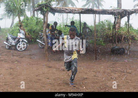 Les résidents d'un petit village près de Ouidah, le sud du Bénin, prendre part à une cérémonie vaudou traditionnelles. Septembre 2017. Remarque - garçon organise des crabes. Banque D'Images