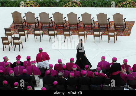 La cité du Vatican. Consistoire ordinaire public sur la Place Saint Pierre pour la nomination des nouveaux cardinaux. La cité du Vatican. Banque D'Images