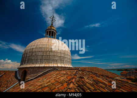 La belle de dome et un sol en terre cuite toit d'église Chiesa di San Geremia, Venise, Italie Banque D'Images