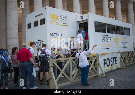 La cité du Vatican. Bureau de poste du Vatican à l'audience générale mercredi sur la place Saint-Pierre. La cité du Vatican. Banque D'Images