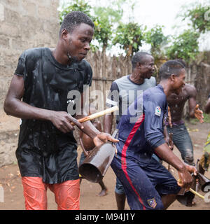 Les résidents d'un petit village près de Ouidah, le sud du Bénin, prendre part à une cérémonie vaudou traditionnelles. Septembre 2017. Banque D'Images