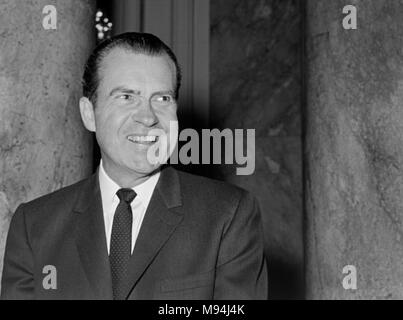 L'ex-Vice Président et futur président Richard Nixon lors d'un dîner événement tout en visitant le Nord de la Californie en 1965. Banque D'Images