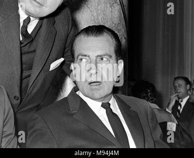 L'ex-Vice Président et futur président Richard Nixon lors d'un dîner événement tout en visitant le Nord de la Californie en 1965. Banque D'Images