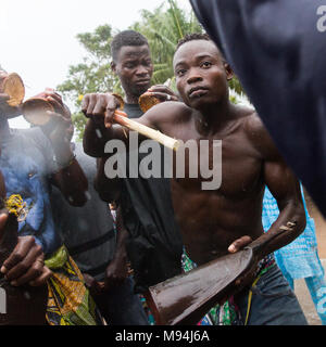 Les résidents d'un petit village près de Ouidah, le sud du Bénin, prendre part à une cérémonie vaudou traditionnelles. Septembre 2017. Banque D'Images