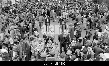 Un post-parade foule se disperse sur une rue principale en Géorgie, ca. 1953. Banque D'Images