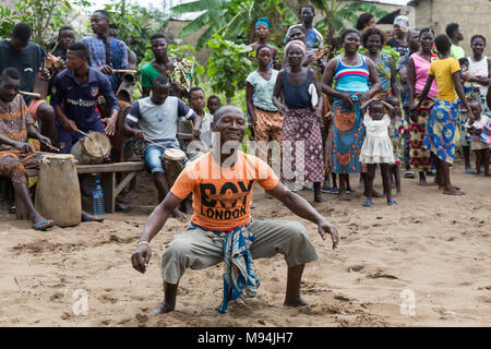 Les résidents d'un petit village près de Ouidah, le sud du Bénin, prendre part à une cérémonie vaudou traditionnelles. Septembre 2017. Banque D'Images