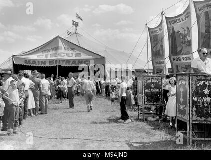 La foule est en face de l'Christiani Brothers Circus en Géorgie, ca. 1956. Banque D'Images