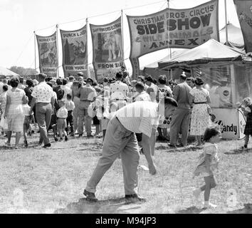 La foule est en face de l'Christiani Brothers Circus sideshow en Géorgie, ca. 1956. Banque D'Images