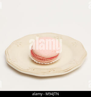 Macaron rose sur plaque vintage Banque D'Images